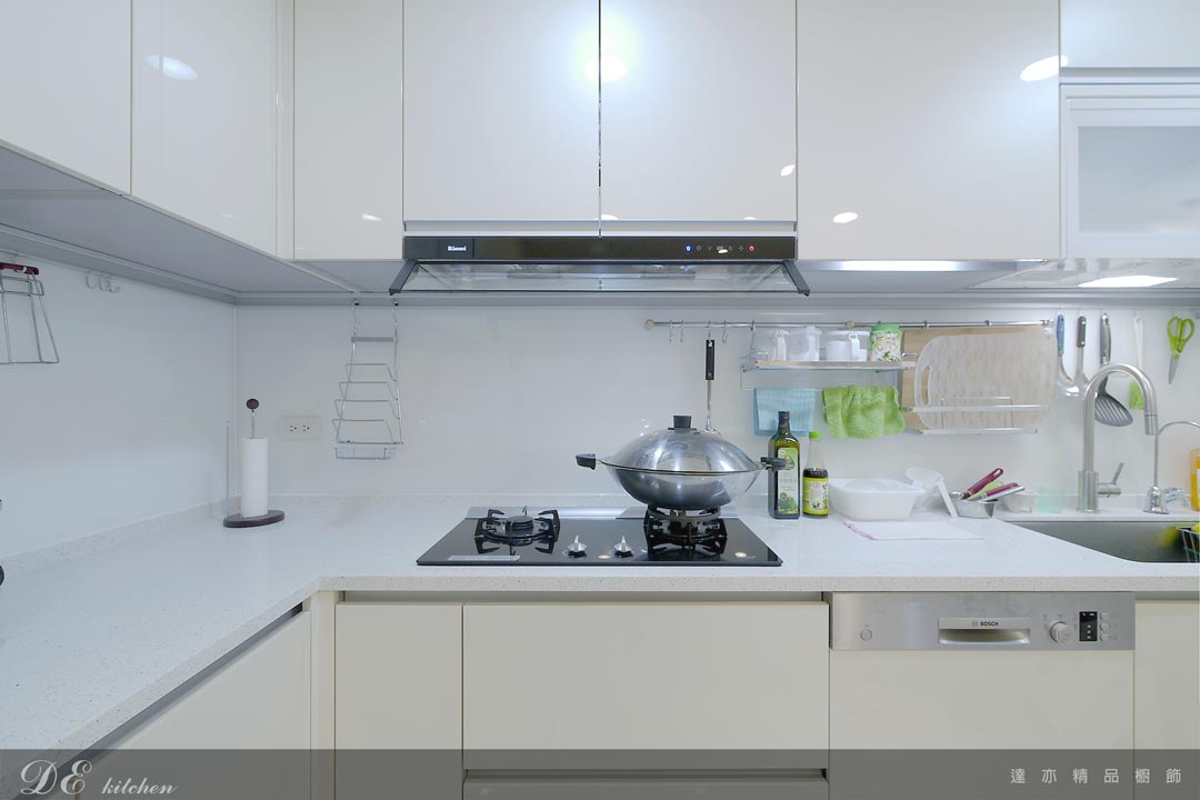 廚房設計｜Rinnai 隱藏式全直流變頻排油煙機｜Rinnai 檯面式蓮花玻璃雙口爐